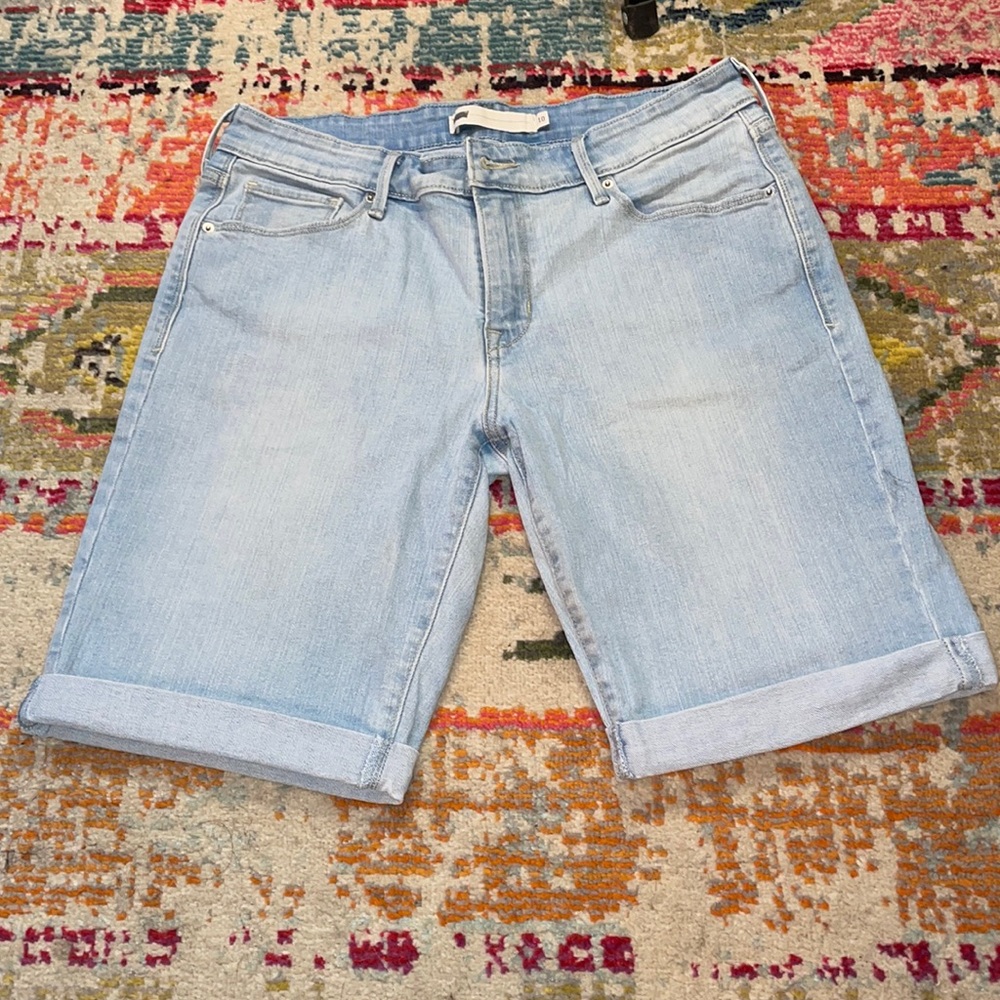 Woman’s Levi denim shorts size 10